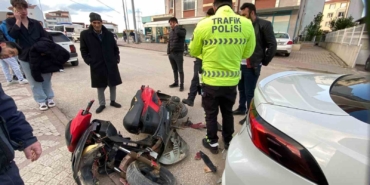 Park halindeki otomobile çarpman motosikletin sürücüsü yaralandı