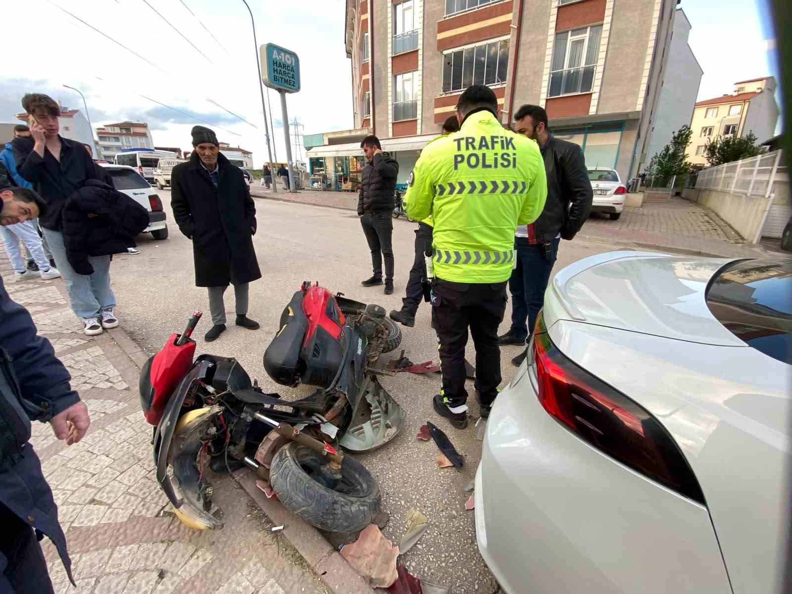 Park halindeki otomobile çarpman motosikletin sürücüsü yaralandı