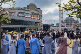 Deprem nedeniyle 23 Nisan etkinlikleri iptal edilen Tataristanlı çocuklardan Taksim’de sembolik gösteri