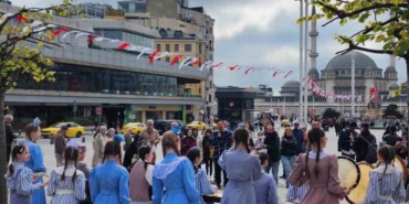 Deprem nedeniyle 23 Nisan etkinlikleri iptal edilen Tataristanlı çocuklardan Taksim’de sembolik gösteri