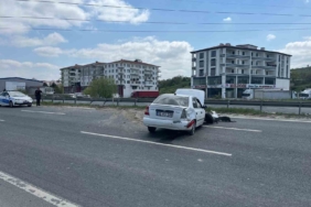 Bariyerlere çarpan otomobil, yol üzerinde ters döndü: 1 yaralı