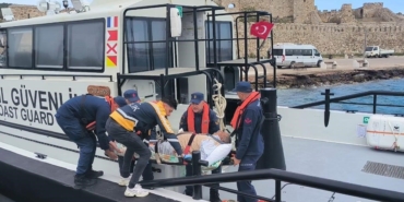 Bozcaada’da solunum yetmezliği çeken hastanın tıbbi tahliyesi Sahil Güvenlik ekiplerince gerçekleştirildi