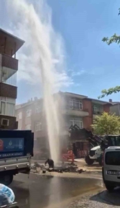 Ataşehir’de su borusu patladı, tazyikli su metrelerce havaya fışkırdı