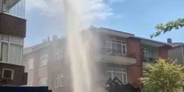 Ataşehir’de su borusu patladı, tazyikli su metrelerce havaya fışkırdı