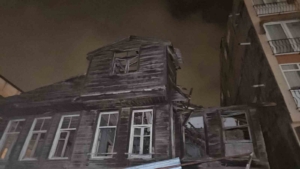 İstanbul’u lodos vurdu: Beyoğlu’nda bina çöktü, Kağıthane’de çatı uçtu