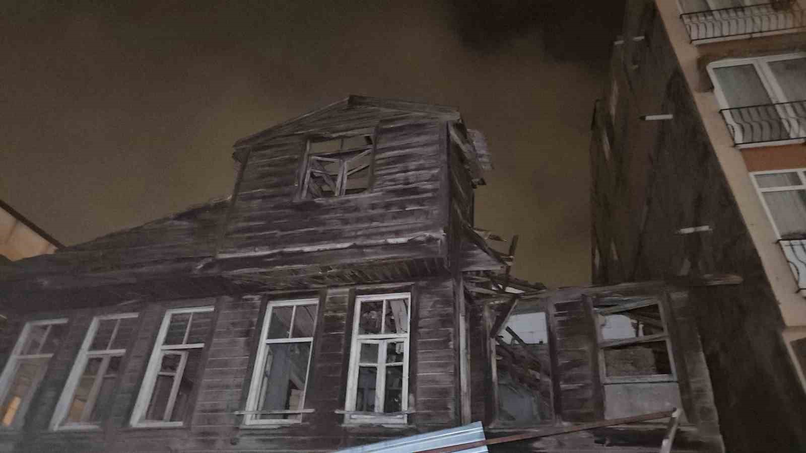 İstanbul’u lodos vurdu: Beyoğlu’nda bina çöktü, Kağıthane’de çatı uçtu