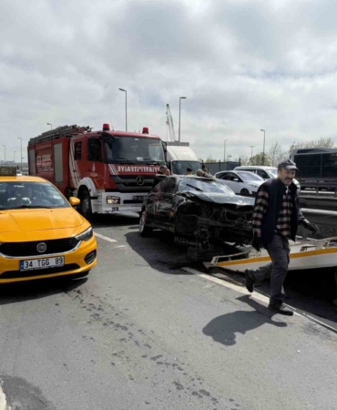 Avcılar’da ehliyetsiz gencin makas kazası: 3 yaralı