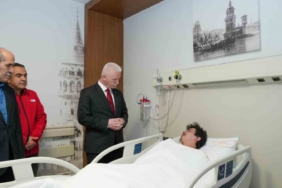 İstanbul Valisi Davut Gül depremde yaralanan vatandaşları ziyaret etti