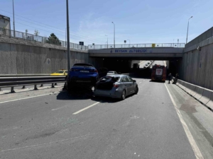 Beylikdüzü’nde 6 araçlı zincirleme kaza: 3 yaralı