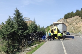 Bilecik’te 2 tırın çarpışmasını sonucu meydana gelen trafik kazasında 3 kişi yaralandı