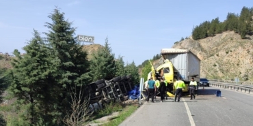 Bilecik’te 2 tırın çarpışmasını sonucu meydana gelen trafik kazasında 3 kişi yaralandı