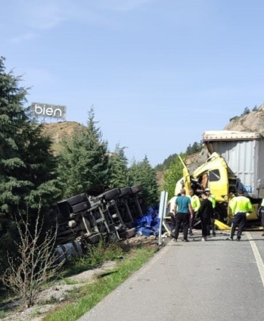 Bilecik’te 2 tırın çarpışmasını sonucu meydana gelen trafik kazasında 3 kişi yaralandı