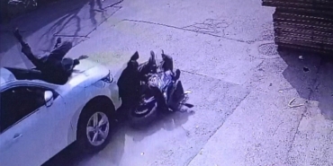 Motosiklet sürücüsünün yaralandığı kaza kamerada