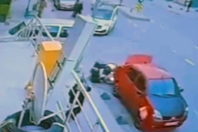 Motosikletli kuryenin otomobile çarpma anı kamerada