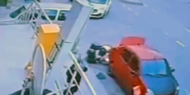 Motosikletli kuryenin otomobile çarpma anı kamerada