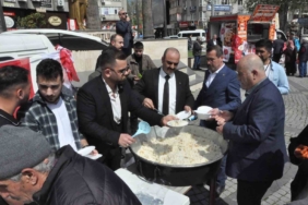 Alparslan Türkeş’in vefat yıl dönümünde Edremit’te lokma ve pilav hayrı düzenlendi