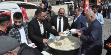 Alparslan Türkeş’in vefat yıl dönümünde Edremit’te lokma ve pilav hayrı düzenlendi