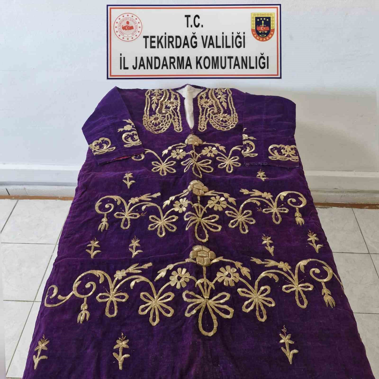 Tekirdağ’da tarihi eser olduğu değerlendirilen kıyafet ele geçirildi