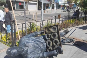 Çorlu Belediyesi tarafından yapılan simitçi heykeli, depreme dayanamayıp yıkıldı