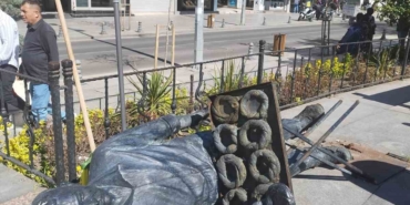 Çorlu Belediyesi tarafından yapılan simitçi heykeli, depreme dayanamayıp yıkıldı