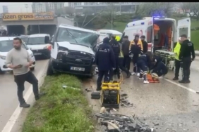 Yağmurda faciadan dönüldü...Kaza anı kamerada