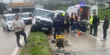 Yağmurda faciadan dönüldü...Kaza anı kamerada