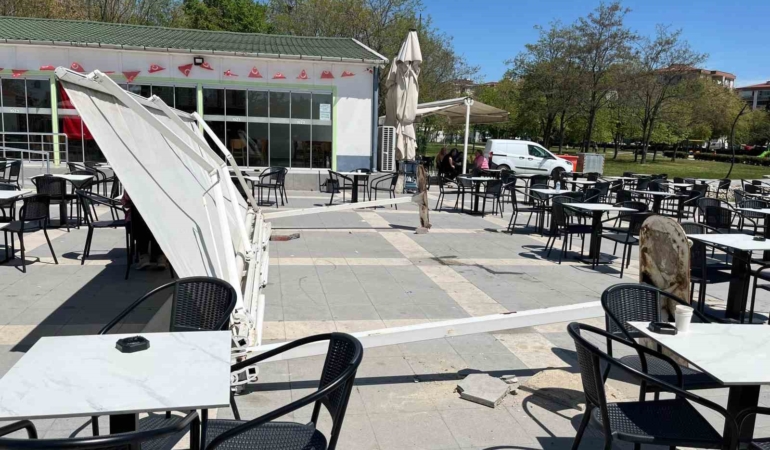 Çay içmeye diye oturduğu kafe bahçesinde tente üzerine devrildi
