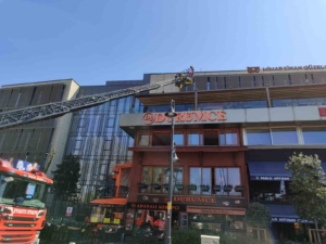 Beşiktaş’ta iskelede bulunan kafede yangın paniği