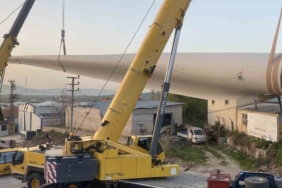 Çanakkale’de fabrika üzerine devrilen rüzgar gülü 9 saatlik çalışmayla kaldırıldı