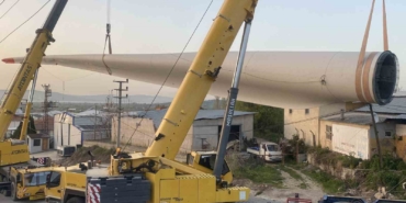 Çanakkale’de fabrika üzerine devrilen rüzgar gülü 9 saatlik çalışmayla kaldırıldı