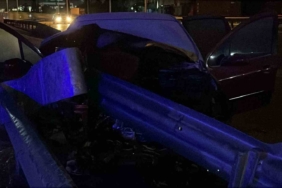 Yanan otomobilde sıkışan sürücüyü itfaiye kurtardı