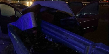 Yanan otomobilde sıkışan sürücüyü itfaiye kurtardı