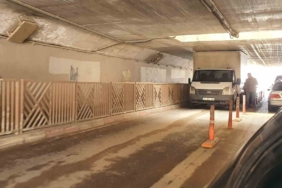 Kamyonet alt geçide sıkıştı