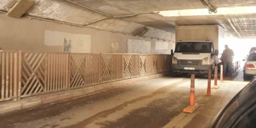 Kamyonet alt geçide sıkıştı