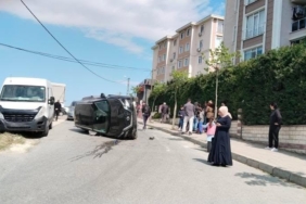 Silivri’de sürücüsünün kontrolünü kaybettiği araç takla atıp yan yattı: 2 yaralı