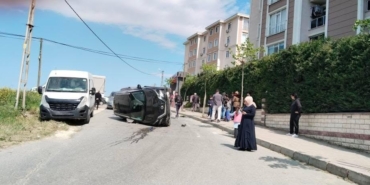 Silivri’de sürücüsünün kontrolünü kaybettiği araç takla atıp yan yattı: 2 yaralı