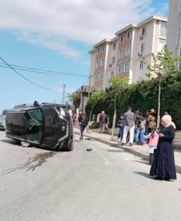 Silivri’de sürücüsünün kontrolünü kaybettiği araç takla atıp yan yattı: 2 yaralı