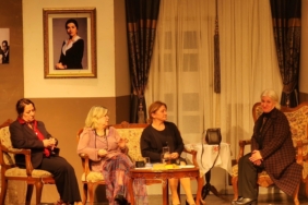 Kadınların tiyatro performansına tam not