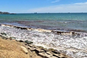 Tekirdağ’da poyraz sonrası deniz yüzeyi kızıl yosunla kaplandı