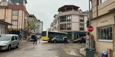 Halk otobüsü ile otomobil çarpıştı: 3 yaralı
