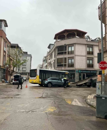 Halk otobüsü ile otomobil çarpıştı: 3 yaralı