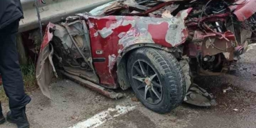 Kontrolden çıkan otomobil bariyerlere saplandı: 2 ağır yaralı