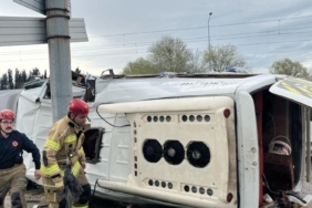 Kontrolden çıkan servis aracı refüje girdi: 1 bebek öldü, 5 kişi yaralandı
