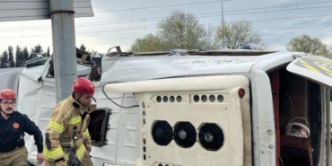 Kontrolden çıkan servis aracı refüje girdi: 1 bebek öldü, 5 kişi yaralandı