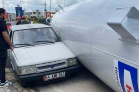 Gaz tankeri yola düştü, iki otomobile çarptı