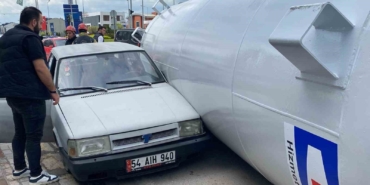Gaz tankeri yola düştü, iki otomobile çarptı