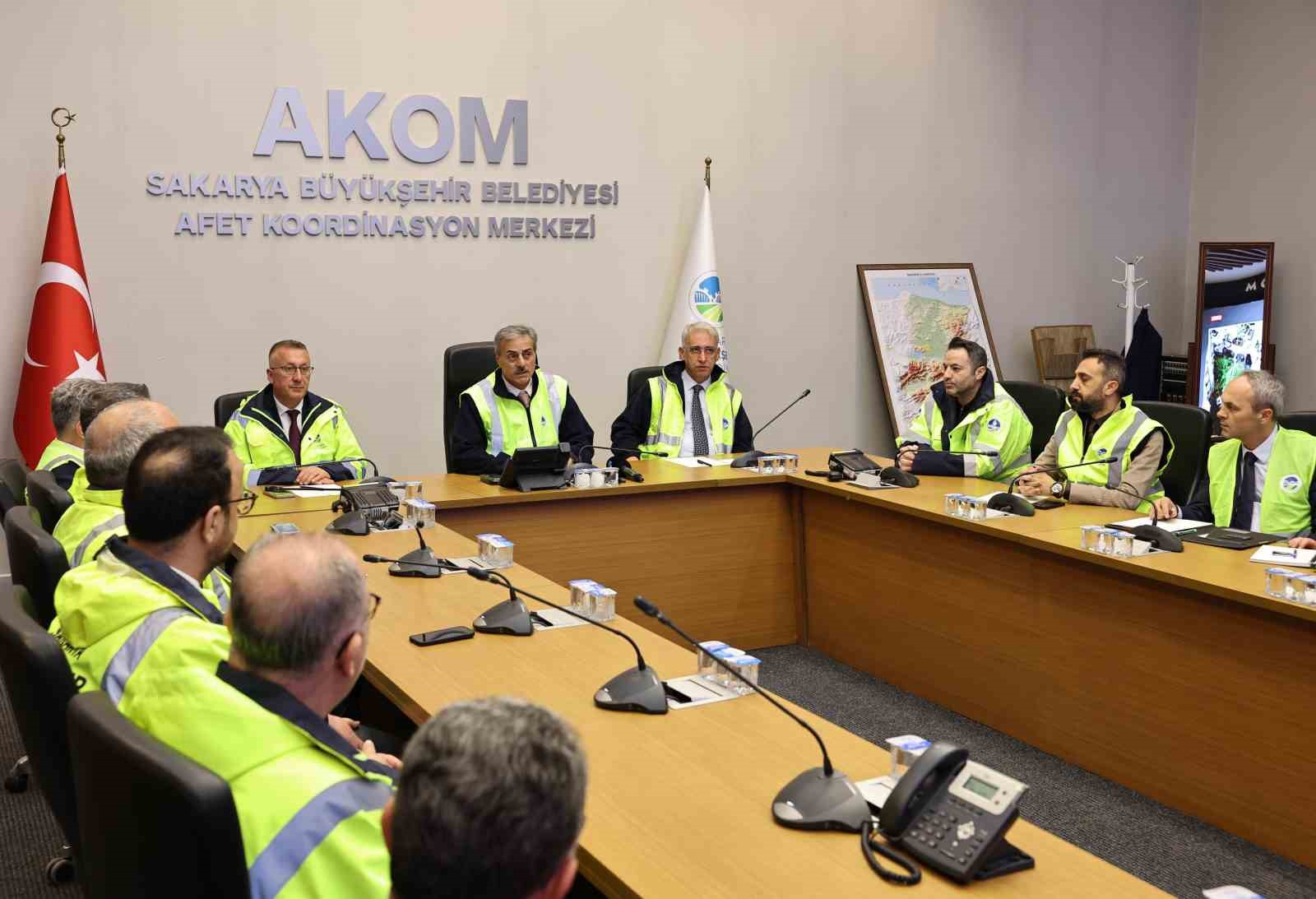 Başkan Alemdar, AKOM’dan açıkladı: "İlk bilgilere göre olumsuzluk yok, tüm birimlerimizle sahadayız"