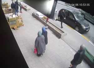 Esenyurt’ta sokak ortasında kurşun yağdıran zanlının kaçışı kamerada