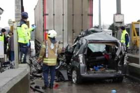 Kuzey Marmara Otoyolu gişelerinde feci kaza: Araç tırın altına girdi, 1 kişi hayatını kaybetti