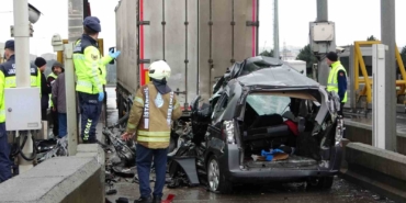 Kuzey Marmara Otoyolu gişelerinde feci kaza: Araç tırın altına girdi, 1 kişi hayatını kaybetti